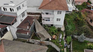 Etkili olan lodos, binanın tentesini uçurdu