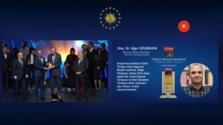 ETÜlü akademisyen ödülünü Cumhurbaşkanı Erdoğanın elinden aldı