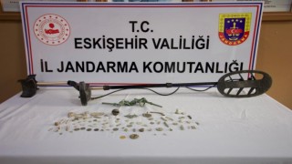 Evinin bahçesinde kaçak kazı yapan şahsa jandarma operasyonu