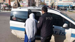 Evinin yolunu unutan yaşlı kadının yardımına polis yetişti