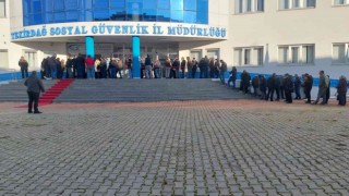EYT kuyruğunda bekleyen vatandaş 6lı masayı topa tuttu