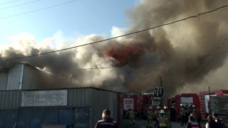 Eyüpsultanda bulunan bir fabrikanın deposunda bilinmeyen bir nedenle yangın çıktı. Olay yerine çok sayıda itfaiye ekibi sevk edildi.