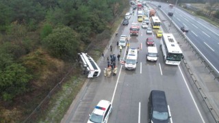 Eyüpsultanda içerisinde turistlerin bulunduğu servis minibüsü devrildi: 2si ağır 10 yaralı