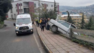 Faciaya ramak kala, otomobille duvarda askıda kaldılar