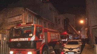 Fatihte 3 katlı ahşap bina alev alev yandı