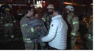 Fatihte 6 katlı otelde çıkan yangında 60 kişi tahliye edildi