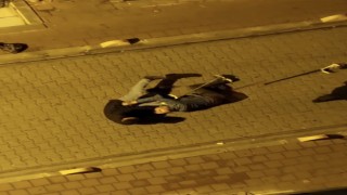 Fatihte sokak ortasında koltuk değnekli kavga