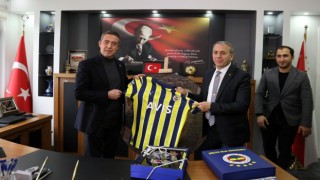 Fenerbahçe Kulübü Başkanı Koçtan Müdür Kurta imzalı forma