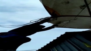 Fırtınada çadırını bağlarken uçma tehlikesi yaşayan pazarcıyı arkadaşı bacağından tutarak kurtardı