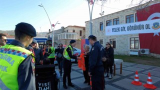 Foça Jandarmadan sürücülere reflektif yelek dağıtımı