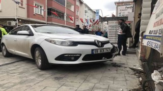 Fren yerine gaza bastı, 2 kişiyi duvara sıkıştırdı
