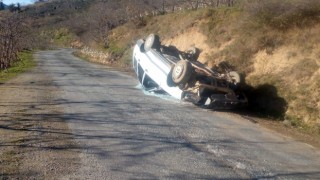 Freni boşalan otomobil ters döndü: 2 yaralı