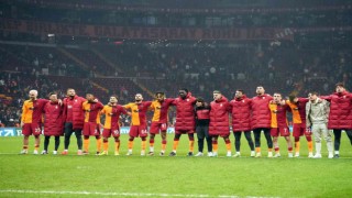 Galatasaraylı futbolcular liderliği taraftarla kutladı