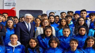 Gaziantepte lise öğrencilerine eşofman takımı