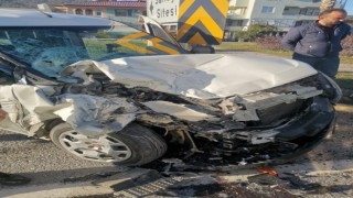 Gazipaşada belediyeye ait süpürge kamyonu ile kamyonet çarpıştı: 3 yaralı