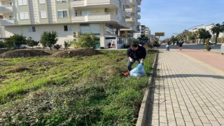 Gazipaşada yaşayan yerleşik Ruslar, cadde ve sokaklarda çöp topladı