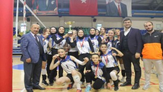 Gediz Mustafa Necip Alâyeli Anadolu Lisesi kız voleybol takımı il birincisi oldu
