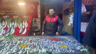 Gediz pazarında balıklar çoğaldı, fiyatlar vatandaşı üzdü