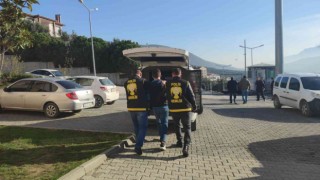 Gemikte 10 aracın camını hırsızlık için kıran zanlılar tutuklandı