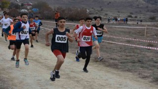 Genç atletlerin kıyasıya mücadelesi: 252 sporcu ter döktü