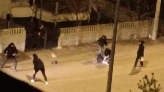 Gençlerin yumruk yumruğa kavgası kamerada