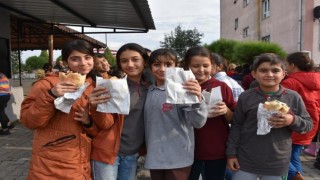 Germencikte 700 öğrenciye balık ekmek dağıtıldı