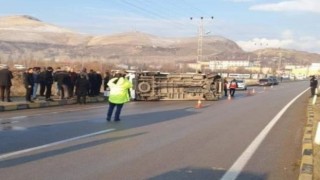 Gevaşta öğrencileri taşıyan minibüs yan yattı: 11 yaralı