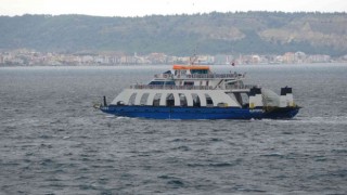Gökçeada ve Bozcaadaya fırtına nedeniyle bugün ve yarın tüm feribot seferleri iptal edildi