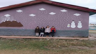 Gönüllü öğrenciler bir araya geldi, köy okulunu adeta masal evine çevirdiler