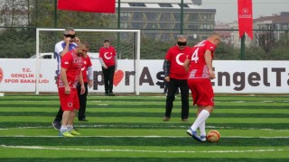 Görme engelli sporcular ile protokol arasında futbol maçı oynandı