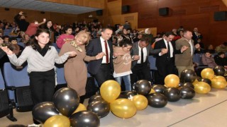 Gümüşhane Valisi Taşbilek, zihinsel engelli gençlerle horon oynadı