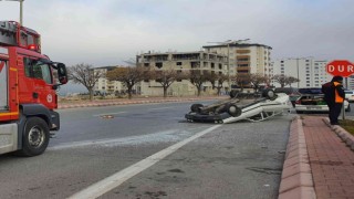 Hafif ticari araç ile çarpışan otomobil takla attı: 1 yaralı