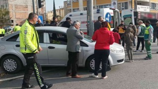 Hafif ticari araç ile otomobil çarpıştı: 3 yaralı