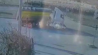 Hafriyat kamyonu otomobili hurdaya çevirdi: 2 kişinin yaralandığı kaza anı kamerada