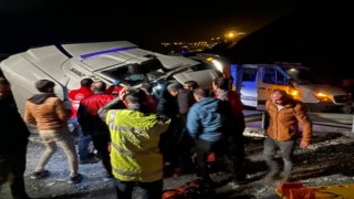 Hakkari'de kömür yüklü tır devrildi: 3 yaralı