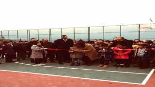 Halı saha açılış kurdelesini öğrenciler kesti