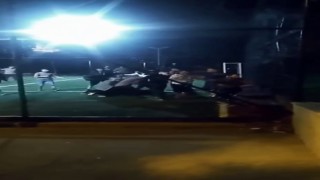 Halı sahada 2 takım arasında sıra kavgası kamerada