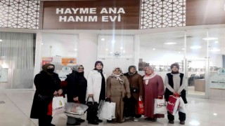 Hanım Evleri kursiyerleri çocuklara kıyafet yardımı yapıyor