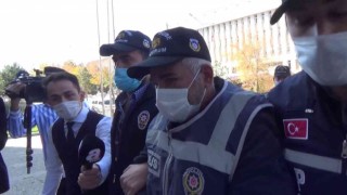 Hareketsiz kalıncaya kadar yaşlı kadının boğazını kesmiş