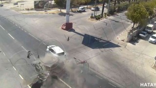 Hatayda kaza anları kamerada: Araç parçalara ayrıldı, sürücü fırladı
