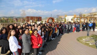 Hatayda öğrenciler Dünya Toprak Gününde çiçek diktiler