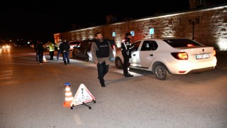 Hatayda polislerden yeni yıl denetimlerinde sürücülere tatlı ikramı