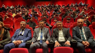 Hayatı beyaz perdeye uyarlanan milletvekili, filmi öğrenicilerle izledi