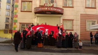 HDP önündeki aileler bombalı saldırıyı kınadı