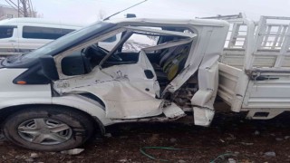 Hemzemin geçitte kaza: Sürücü kendisini atarak kurtuldu
