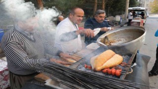 Her gün bir pazar yerinde 36 yıldır kavurma satıyor