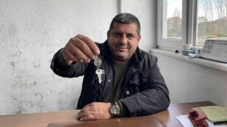 Hırsız karga şantiyenin anahtarını alıp kaçtı, peşinden koşturdu