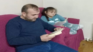 Hisarcık Atatürk İlkokulu öğrencileri aileleriyle kitap okuyor