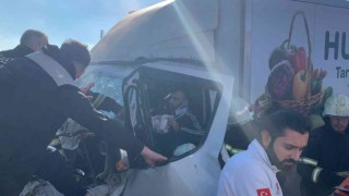 Hurdaya dönen kamyonette sıkışan şoförü itfaiye kurtardı