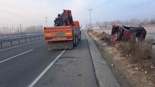 Iğdırda otomobil önce elektrik direğine çarptı sonra tarlaya uçtu